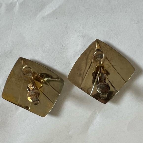 Vintage Unsigned Diamond-Shaped Clip-On Earrings w/ Cream, Silver, Black Enamel - Picture 4 of 4